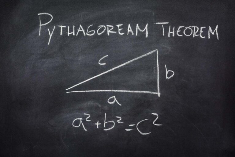 El teorema de Pitágoras muestra cómo calcular la hipotenusa